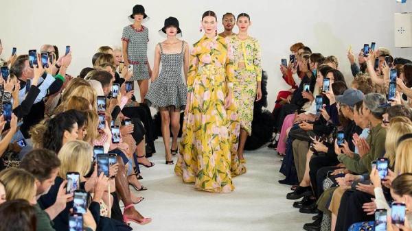 طبعات وألوان مبهجة في أسبوع نيويورك للموضة
