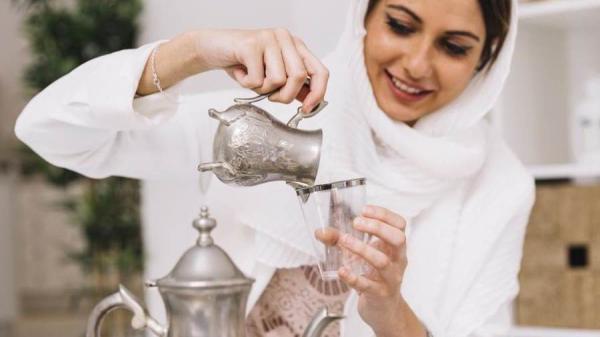 كم كوب من الماء يجب شربه يومياً في رمضان؟