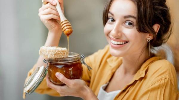 تعرفي على فوائد تناول العسل على الريق يوميًا