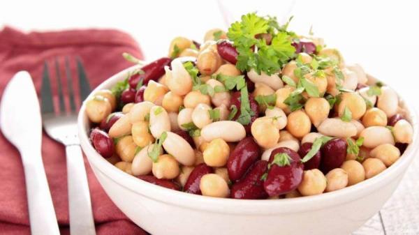 سلطة الخضروات مع الحمص والفاصوليا الحمراء للريجيم